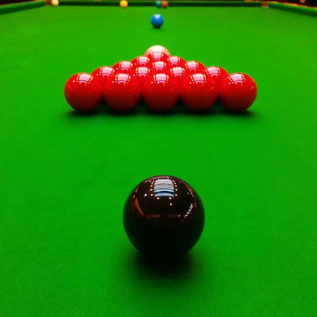 周跃龙VS伊恩·伯恩斯：2023斯诺克英锦赛资格赛巅峰对决，谁能笑到最后？